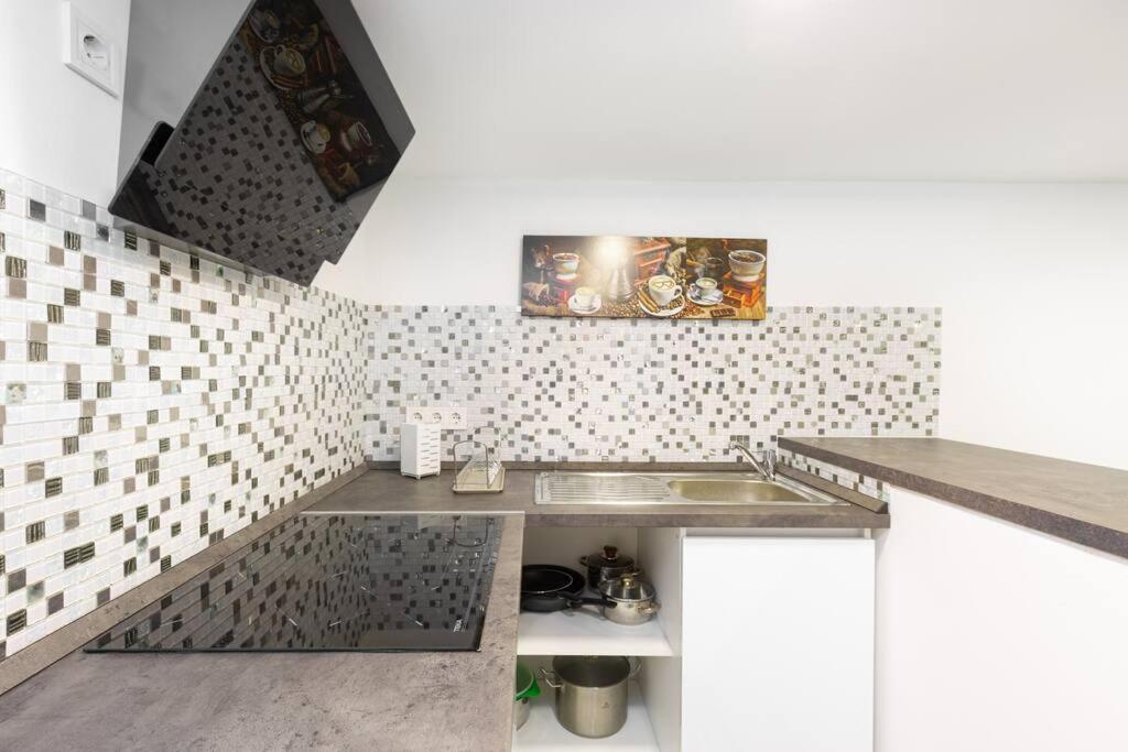 E39 Eotvos Apartament *
